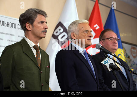 Politico spagnolo José Ignacio Salafranca (L), i politici polacco Jerzy Buzek (C) e Jacek Saryusz-Wolski parlare come rappresentanti di un gruppo di deputati del Parlamento del Parlamento europeo (MEP) durante una conferenza stampa tenutasi a Kiev, Urkaine, 7 dicembre 2013. I deputati al Parlamento europeo arriva per colloqui con l' opposizione a Kiev. Le persistenti proteste sono diretti contro il presidente ucraino Yanukovych e puntare a relazioni più strette con l'Unione europea. Foto: Jan A. Nicolas dpa Foto Stock