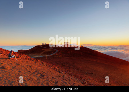 Stati Uniti d'America, Hawaii Maui, Haleakala National Park, il tramonto e la Città della Scienza di osservatori Foto Stock