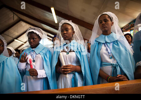 Soweto, Sud Afica. 8 Dic 2013. I membri della chiesa Regina Mundi tenere il servizio di una chiesa in onore di ex presidente Nelson Mandela in Dicembre 8, 2013 a Soweto, Sud Africa. Il padre della patria, Nelson Mandela, Tata Madiba, passate tranquillamente la sera del 5 dicembre 2013 nella sua casa di Houghton con la famiglia. Sarà sepolto in Qunu il 15 dicembre 2013. Credito: Gallo immagini/Alamy Live News Foto Stock