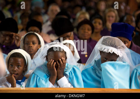 Soweto, Sud Afica. 8 Dic 2013. I membri della chiesa Regina Mundi tenere il servizio di una chiesa in onore di ex presidente Nelson Mandela in Dicembre 8, 2013 a Soweto, Sud Africa. Il padre della patria, Nelson Mandela, Tata Madiba, passate tranquillamente la sera del 5 dicembre 2013 nella sua casa di Houghton con la famiglia. Sarà sepolto in Qunu il 15 dicembre 2013. Credito: Gallo immagini/Alamy Live News Foto Stock