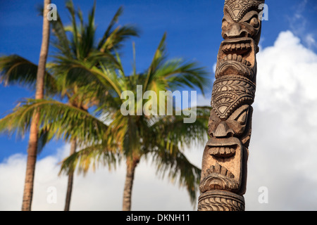 Stati Uniti d'America, Hawaii Maui Kaanapali Beach, Hawaiian Tiki statua Foto Stock