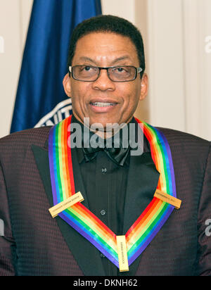 Washington DC, Stati Uniti d'America. Il 7 dicembre, 2013. Il pianista, tastierista, bandleader e compositore Herbie Hancock attende di posa per una foto di gruppo con gli altri quattro destinatari del 2013 Kennedy Center Honors in seguito ad una cena ospitata dal Segretario di Stato statunitense John F. Kerry presso l'U.S. Il Dipartimento di Stato a Washington DC, USA, 7 dicembre 2013. Credito: dpa picture alliance/Alamy Live News Foto Stock