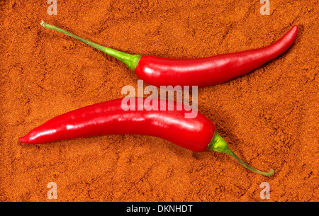 Due red hot chili di frutta in polvere di peperoncino sfondo Foto Stock