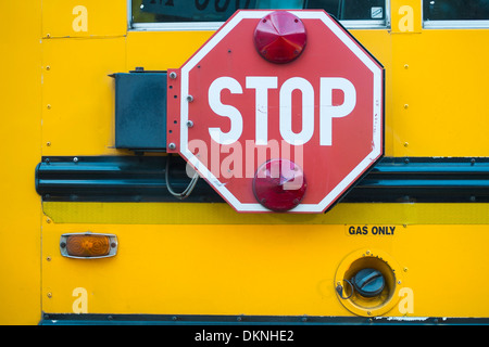 Dettaglio della American School bus che mostra un segno di stop. Foto Stock
