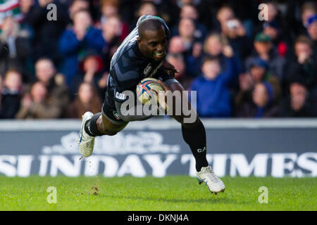 Leicester, Regno Unito. 08 Dic, 2013. Goneva passa per la prima prova per leicester durante la Heineken Cup Rugby Union fixture tra Leicester Tigers e Montpellier Rugby da Welford Road, Leicester. Credito: Azione Sport Plus/Alamy Live News Foto Stock