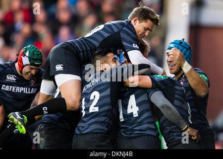 Leicester, Regno Unito. 08 Dic, 2013. Leicester celebrare con Toby alluvione sulla parte superiore del pacco come punteggi Goneva loro prima prova durante la Heineken Cup Rugby Union fixture tra Leicester Tigers e Montpellier Rugby da Welford Road, Leicester. Credito: Azione Sport Plus/Alamy Live News Foto Stock