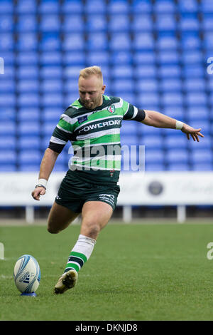 Reading, Regno Unito. 08 Dic, 2013. Shane GERAGHTY del London Irish in calci azione durante la Amlin Challenge Cup match tra il London Irish e Stade Francais al Madejski Stadium Credito: Azione Sport Plus/Alamy Live News Foto Stock