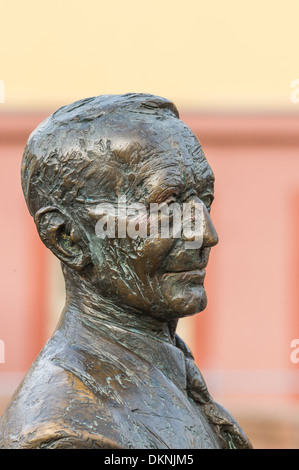 Scultura di Kurt tassotti mostra scrittore Hermann Hesse sul ponte di nikolaus nella sua città nativa di Calw, foresta nera Foto Stock