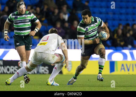 Reading, Regno Unito. 08 Dic, 2013. Chris HALA'UFIA del London Irish sulla carica durante la Amlin Challenge Cup match tra il London Irish e Stade Francais al Madejski Stadium Credito: Azione Sport Plus/Alamy Live News Foto Stock