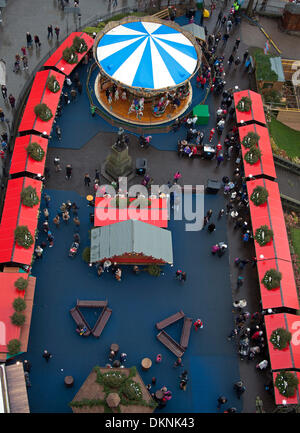 Edimburgo, Scozia UK. 8 Dic 2013. Christmas Festive Market Foto Stock