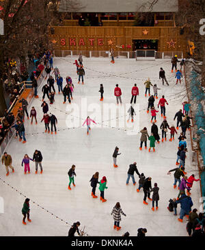 Edimburgo, Scozia UK. 8 Dic 2013. Natale pista di pattinaggio sul ghiaccio Foto Stock