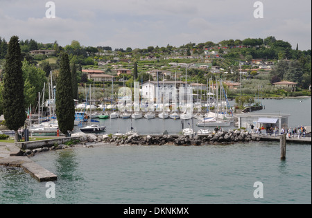 La città di Portese, sul Lago di Garda, mostrando il piccolo porto di yacht. Foto Stock