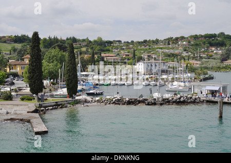 La città di Portese, sul Lago di Garda, mostrando il piccolo porto di yacht. Foto Stock