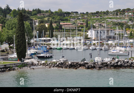 La città di Portese, sul Lago di Garda, mostrando il piccolo porto di yacht. Foto Stock