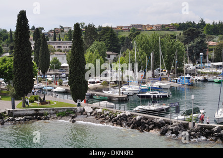 La città di Portese, sul Lago di Garda, mostrando il piccolo porto di yacht. Foto Stock