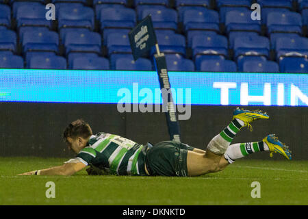 Reading, Regno Unito. 08 Dic, 2013. Alex LEWINGTON del London Irish punteggi a provare durante la Amlin Challenge Cup match tra il London Irish e Stade Francais al Madejski Stadium Credito: Azione Sport Plus/Alamy Live News Foto Stock