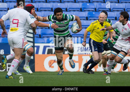 Reading, Regno Unito. 08 Dic, 2013. Chris HALA'UFIA del London Irish sulla carica durante la Amlin Challenge Cup match tra il London Irish e Stade Francais al Madejski Stadium Credito: Azione Sport Plus/Alamy Live News Foto Stock