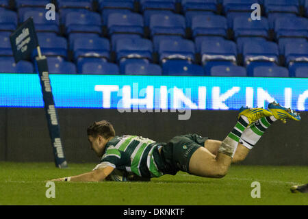 Reading, Regno Unito. 08 Dic, 2013. Alex LEWINGTON del London Irish punteggi a provare durante la Amlin Challenge Cup match tra il London Irish e Stade Francais al Madejski Stadium Credito: Azione Sport Plus/Alamy Live News Foto Stock