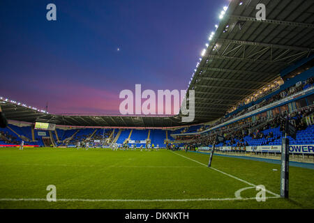 Reading, Regno Unito. 08 Dic, 2013. Una vista generale del gioco durante la Amlin Challenge Cup match tra il London Irish e Stade Francais al Madejski Stadium Credito: Azione Sport Plus/Alamy Live News Foto Stock