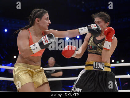 Stuttgart, Germania. Il 7 dicembre, 2013. Italia di Simona Galassi combatte la Germania WBA campione del mondo di pugilato leggero, Susi Kentikian (L) alla Porsche Arena di Stoccarda, Germania, 7 dicembre 2013. Foto: Daniel Maurer/dp/dpa/Alamy Live News Foto Stock