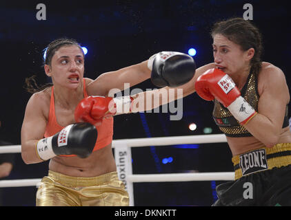 Stuttgart, Germania. Il 7 dicembre, 2013. Italia di Simona Galassi combatte la Germania WBA campione del mondo di pugilato leggero, Susi Kentikian (L) alla Porsche Arena di Stoccarda, Germania, 7 dicembre 2013. Foto: Daniel Maurer/dp/dpa/Alamy Live News Foto Stock