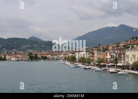 Lungolago Lungolago Giuseppe Zanardelli a Salò, sul Lago di Garda. Foto Stock