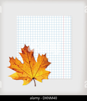 Il maple leaf giace su una scrittura-libro per la scuola Foto Stock