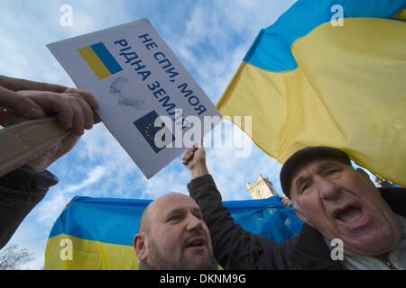 Londra, Regno Unito. L'8 dicembre, 2013. Londra gli ucraini e i sostenitori di protesta contro Putin e il rally per l'UE a trattare in piazza del Parlamento. Credito: Gail Orenstein/ZUMAPRESS.com/Alamy Live News Foto Stock