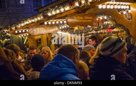 Numerosi visitatori passeggiata attraverso la luminosa accesa bancarelle prodotti alimentari sul mercato di Natale a Monaco di Baviera, Germania, 8 dicembre 2013. Foto: Marc Mueller/dpa Foto Stock