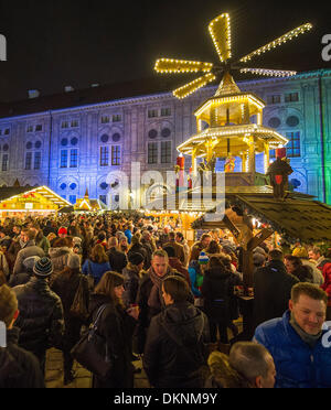 Numerosi visitatori passeggiata attraverso la luminosa accesa bancarelle del mercatino di Natale di Monaco di Baviera, Germania, 8 dicembre 2013. Foto: Marc Mueller/dpa Foto Stock