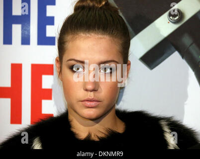 L'attrice francese Adele Exarchopoulos arriva per la premiere del suo nuovo film "La vie d'Adele' (lit. La vita di Adele) da Tunesian regista Abdellatif Kechiche al Cinema Parigi a Berlino, Germania, 8 dicembre 2013. Foto: Stephanie Pilick/dpa Foto Stock
