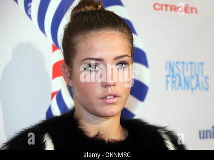 L'attrice francese Adele Exarchopoulos arriva per la premiere del suo nuovo film "La vie d'Adele' (lit. La vita di Adele) da Tunesian regista Abdellatif Kechiche al Cinema Parigi a Berlino, Germania, 8 dicembre 2013. Foto: Stephanie Pilick/dpa Foto Stock