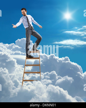 Giovane imprenditore fiducioso in piedi in cima della scala in alto nel cielo dà una mano Foto Stock