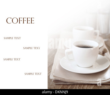 Immagine tonico, due tazze di caffè nero, sfondo bianco con un testo di esempio Foto Stock