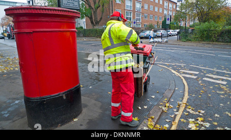 Pulitore di via del consiglio di lavoro del lavoratore esterno con una scopa e dustcart accanto a un rosso casella postale in Golden Lane London EC2Y Inghilterra UK KATHY DEWITT Foto Stock