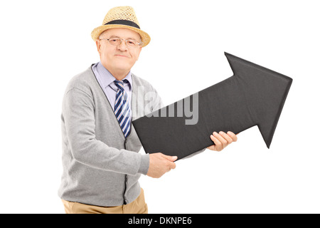 Felice senior gentleman tenendo una grande freccia nera Foto Stock