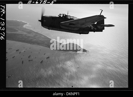 Navy fotografo su Iwo Jima, il cap. Ed. J. Steichen, capo della marina di combattere la fotografia e direttore della Naval... 520733 Foto Stock