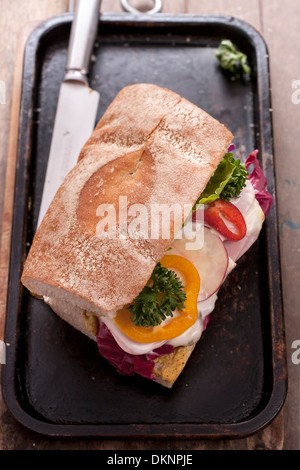 Delizioso sandwich sano per la colazione prima di iniziare il lavoro. Foto Stock