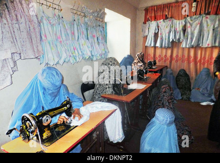 Le donne afghane indossando il tradizionale corpo pieno copre noto come burqa imparare come diventare sarti Novembre 17, 2013 nel villaggio di Rawandan, Pashtun Zarghun Distretto, Provincia di Herat, Afghanistan. Foto Stock