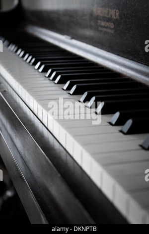 Dettaglio di un pianoforte verticale di tastiera. Foto Stock