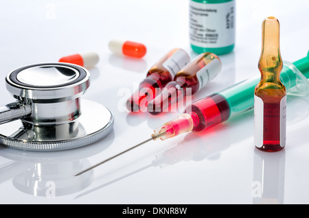 Siringa con le fiale di vetro e farmaci Foto Stock