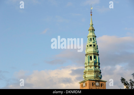 Torre della chiesa Sankt nicolaj a Copenhagen, in Danimarca. Alloggiamento del COPENAGHEN Centro Arte Contemporanea Foto Stock