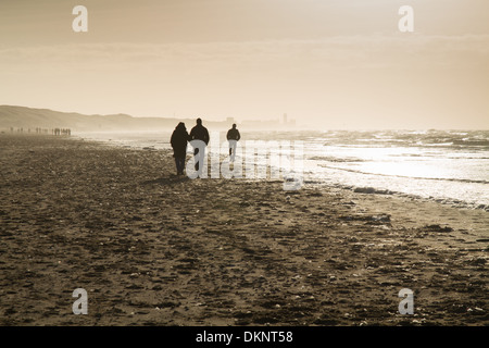 La gente camminare sulla spiaggia di Zandvoort in paesi bassi Foto Stock