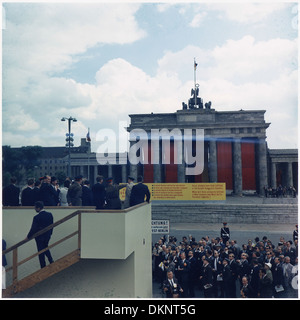 Durante il viaggio del presidente John F. Kennedy in Europa, è raffigurato su una piattaforma che si affaccia sulla porta di Brandeburgo a Berlino. Questo momento cattura la significativa visita diplomatica dell'era della Guerra fredda nei primi anni '1960 Foto Stock