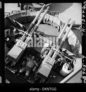 Sailor addormentato tra 40mm cannoni a bordo della USS New Jersey (BB-62). 520873 Foto Stock