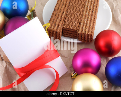 Frittelle dolci con le palle di Natale e bianco carta di invito Foto Stock