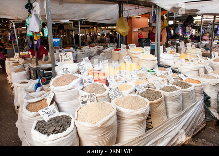 Il grano per la vendita nel mercato in Chisinau, la capitale della Moldova in Europa Orientale. Foto Stock