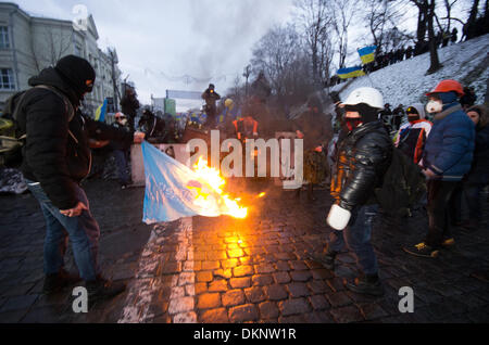 Kiev, Ucraina. Il 7 dicembre, 2013. Migliaia di protesta a Kiev come essi chiedono ai capi di Stato e di governo a dimettersi Credito: jonatha borzicchi editoriale/Alamy Live News Foto Stock