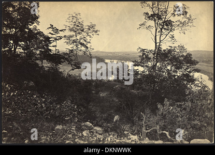 Questa vista panoramica dal Lookout Mountain mostra la valle di Chattanooga nel Tennessee. La fotografia evidenzia la topografia della valle e il paesaggio naturale circostante, rendendola un luogo chiave per i viaggiatori e gli amanti della natura. Foto Stock