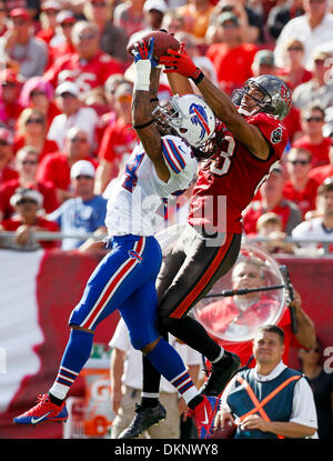 Tampa, Florida, Stati Uniti d'America. L'8 dicembre, 2013. Sarà VRAGOVIC | Orari.Buffalo Bills cornerback Stephon Gilmore (24) raccoglie fuori un pass destinati a Tampa Bay Buccaneers wide receiver Vincent Jackson (83) al 2-cantiere linea durante il secondo trimestre di Tampa Bay Buccaneers e le fatture della Buffalo presso Raymond James Stadium di domenica 8 dicembre, 2013. Il Bucs battere le bollette 27-6. Credito: Sarà Vragovic/Tampa Bay volte/ZUMAPRESS.com/Alamy Live News Foto Stock